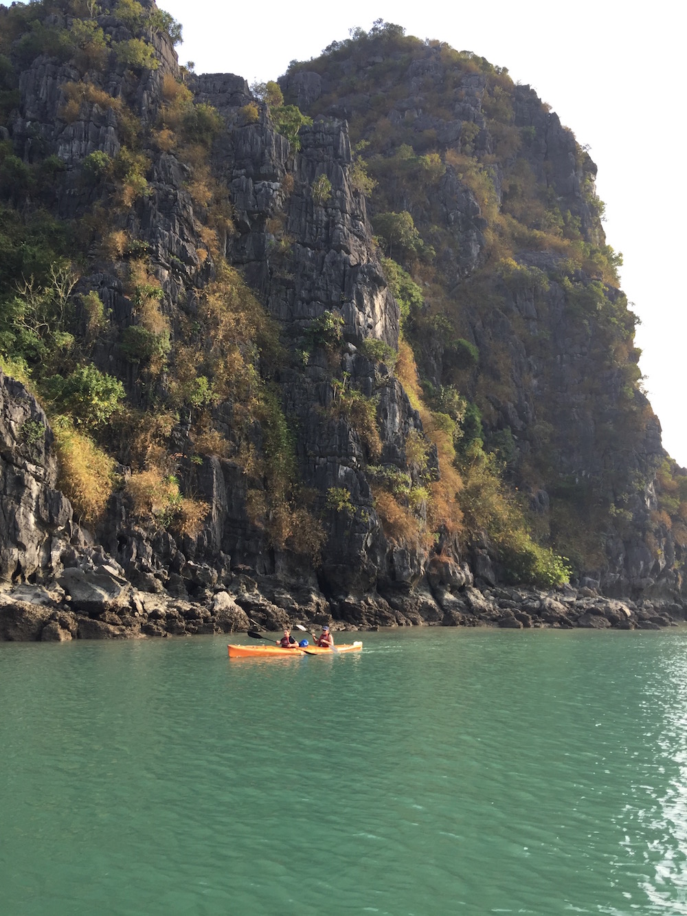 Kayak dans la baie d'Halong Vietnam